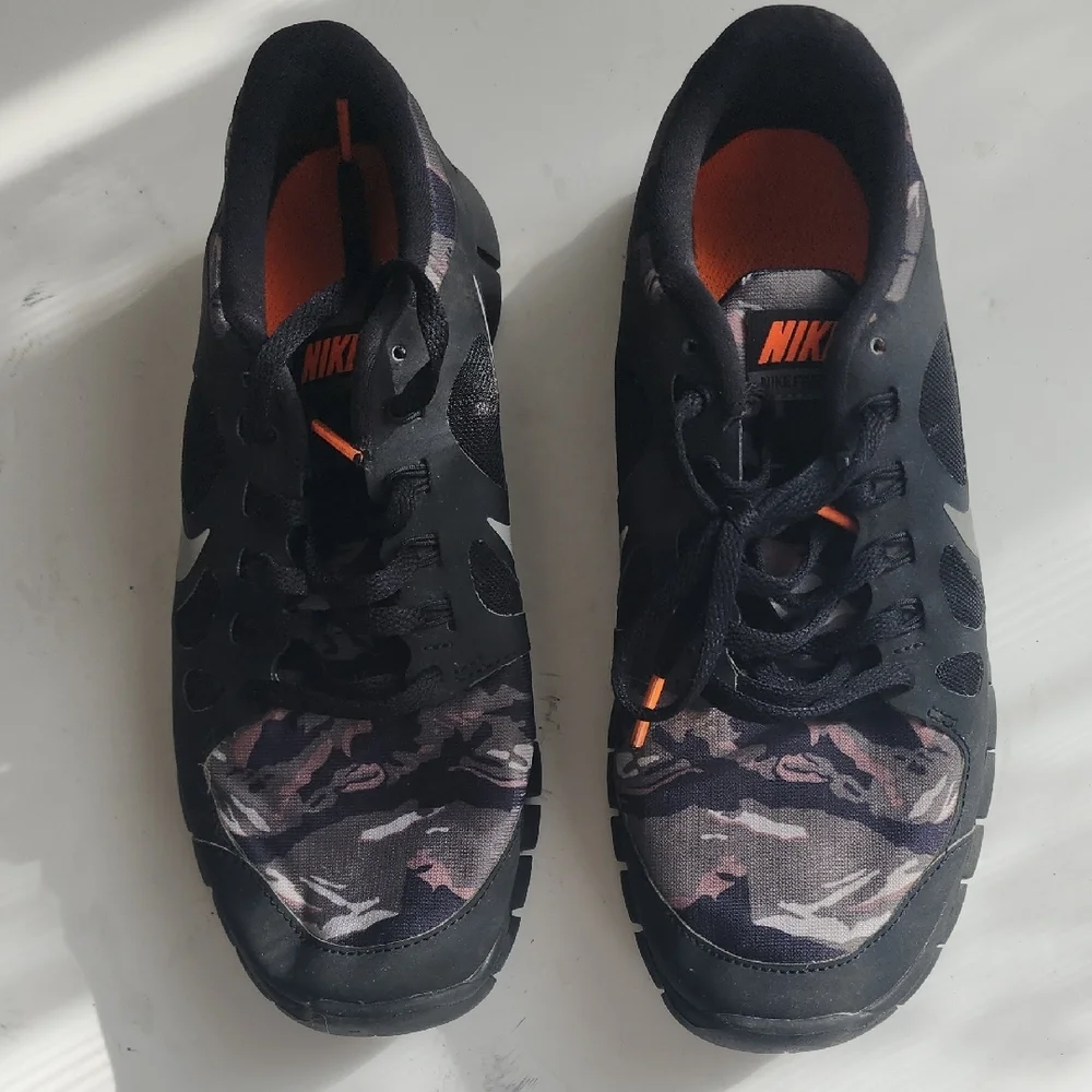 Nike Kids Sneakers Black and Orange - Picture 8 of 8